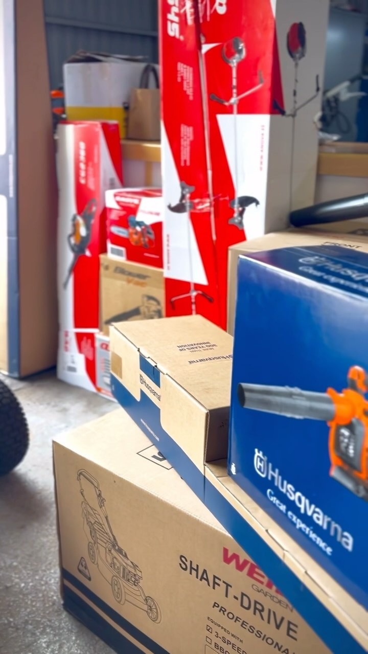 Mecánico arreglando motor de desbrozadora en taller de confianza en A Coruña